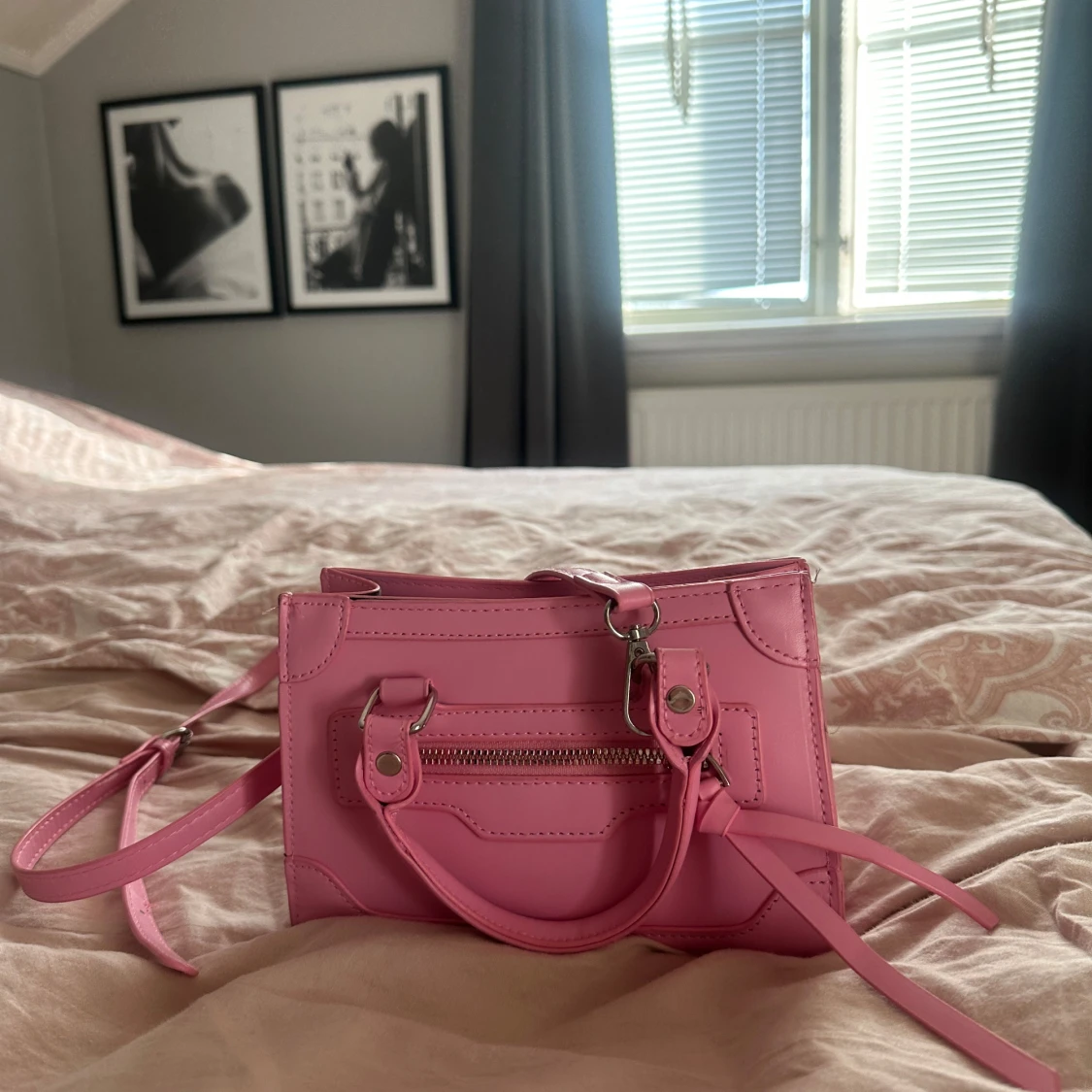 Mini rosa axelväska med dragkedja