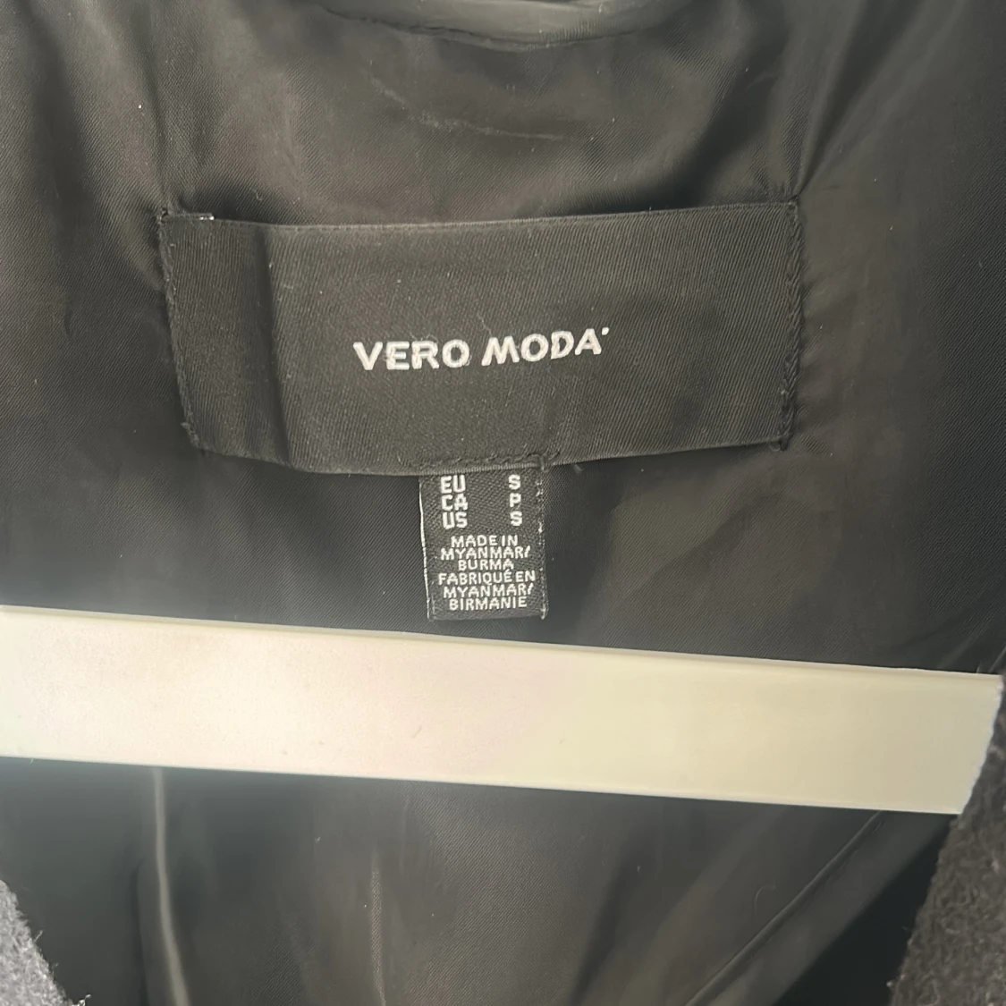 Svart kappa från Vero Moda - 1