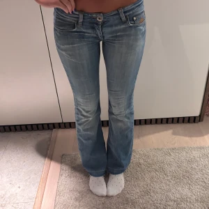 as najs ljusblåa lowwaist bootcut jeans - Snygga vintage ljusblå bootcut jeans. Lite trasiga längst ner men ingeting man tänker på!! (Kolla sista bilden) ❤️ W: 26 L:32 (midjemått: ca 36cm innerbenslängd: ca75cm 