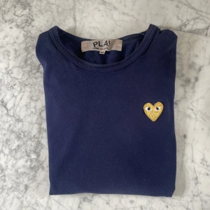 Comme des Garçons T-Shirt - Säljer denna snygga och ikoniska T-shirten från CDG. | Storlek: M | Skick: 10/10 | Nypris: 1049kr | Vårt pris: 399kr | Tveka inte att höra av dig vid frågor! Mvh