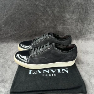 Lanvin DBB1 CapToe | 44 - Skorna är mörkt marinblåa, svårt att se på bild. Storlek: UK 10 - motsvarar storlek 44. Skick: Väldigt fint skick. Tillbehör: dustbag. Denna modell är stor i storleken. Vi rekommenderar därför att gå ned 0,5-1 storlek.