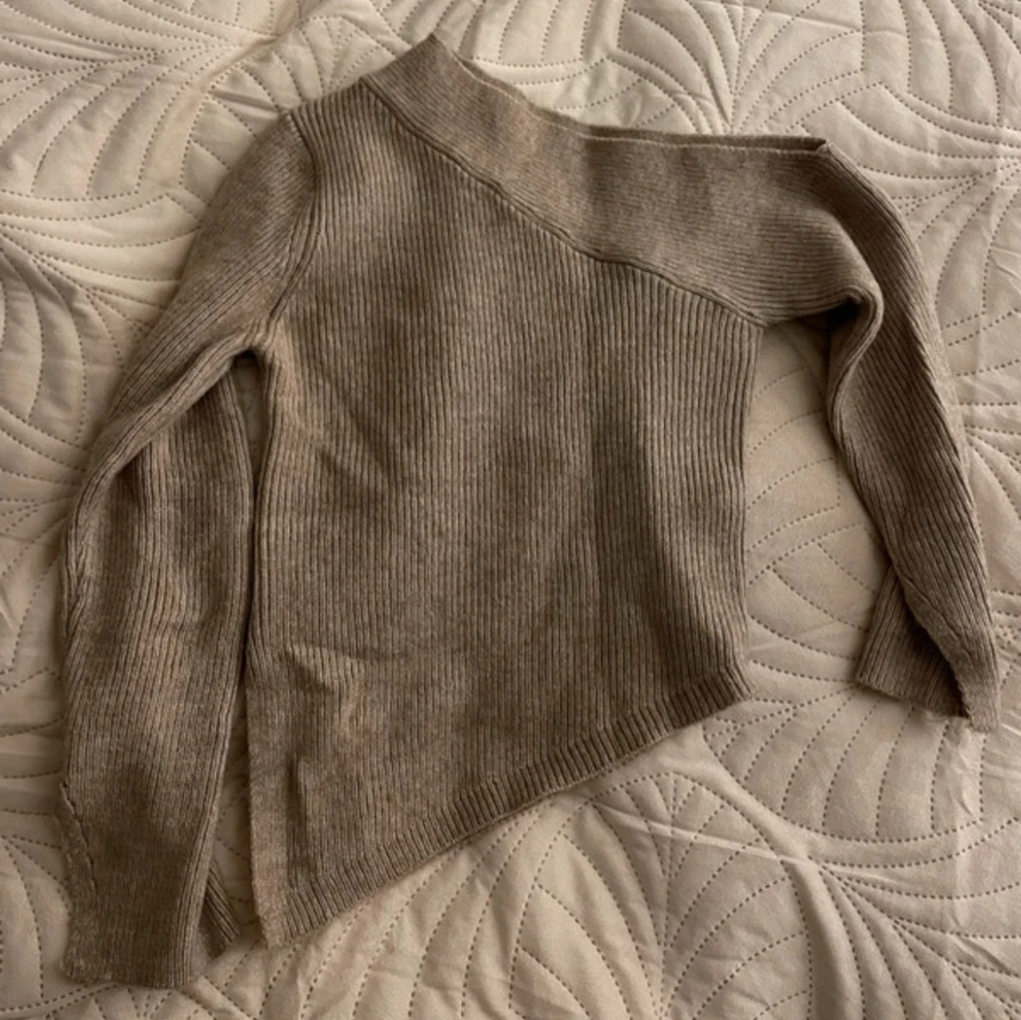 Beige ribbad offshoulder stickad tröja - 1