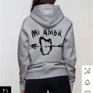 Mira Paris hoodie  - Super fin hoodie från Mira Paris. Knappt använd, inga defekter eller liknande. Nypris ligger på 1499 men säljer för 400kr🤍
