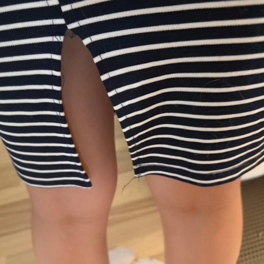 Randig svartvit klänning med slits - 1