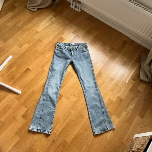 Ljusblå Bootcut jeans - Ljusblå bootcut jeans från Gina tricot med snygga kontrastsömmar och broderade bakfickor. Klassisk femficksmodell i jeansmaterial, använda 1 gång.