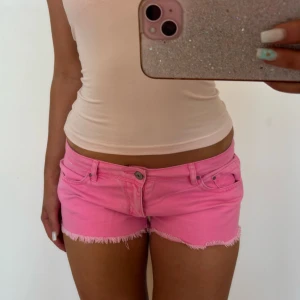 Lågmidjade rosa shorts  - Inte mina bilder!!!!!!! Säljer dessa skit snygga rosa shortsen som jac köpt från plick🩷 säljer då dom inte passar 🙏 skriv om ni har några frågor och är öppen till prisförslag🩷🙏🙏