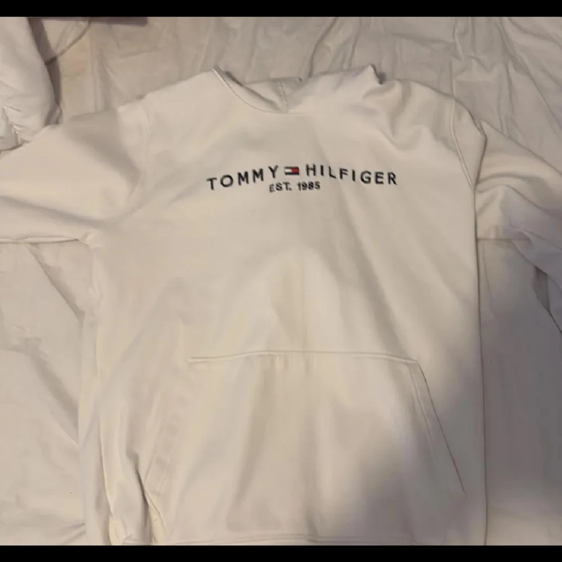 Vit hoodie från Tommy Hilfiger - 1