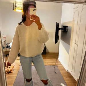 Ljusblå straight jeans med hål - Säljer ett par ljusblå jeans från Stradivarius med straight fit och snygga hål vid knäna. Modellen har klassisk femficksdesign, hög midja och dragkedja med knapp. Perfekt för dig som gillar en chill och trendig look.