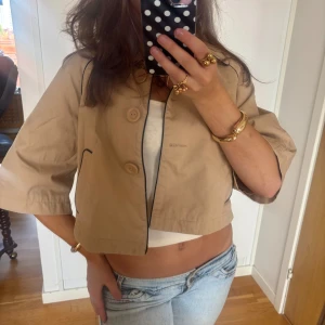 Kort tunn kappa - Så snygg Trekvartsärmad kort tunn kappa. Jag är 168 och det är mina bilder, köp via köp nu direkt eller Swish, kvar tills markerad som såld 💖 strlk 12 , passar M