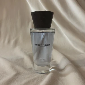 Burberry Touch For Men EdT 100ml - Burberry Touch For Men är en fräsch och maskulin eau de toilette i en stilren glasflaska. Flaskan rymmer 100 ml. Knappt använd som det synd på bilden, nypris runt 300kr, säljs för endast 200kr
