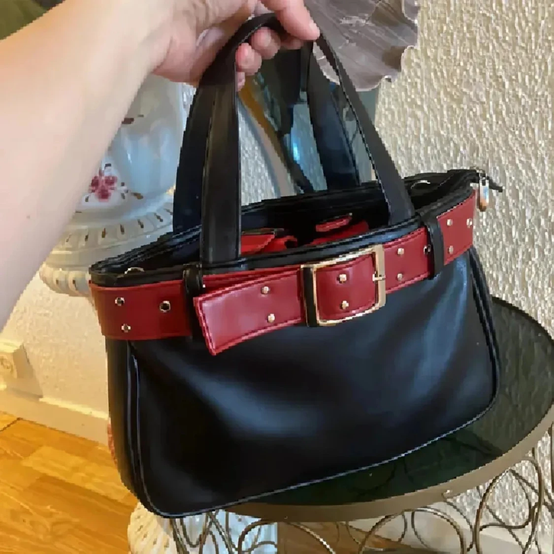 Svart handväska med rött bälte - 1