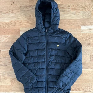 Lyle & Scott vårjacka - Lyle & Scott Vinterjacka Säljer en svart Lyle & Scott vinterjacka som är i  bra skick med inga fläckar och mycket väl  omhändertagen. Det är en juniorjacka och är i  storleken 14/15. Endast använd i två säsonger.  Storlek: Junior, 14/15  Hör gärna av dig om du har några frågor.