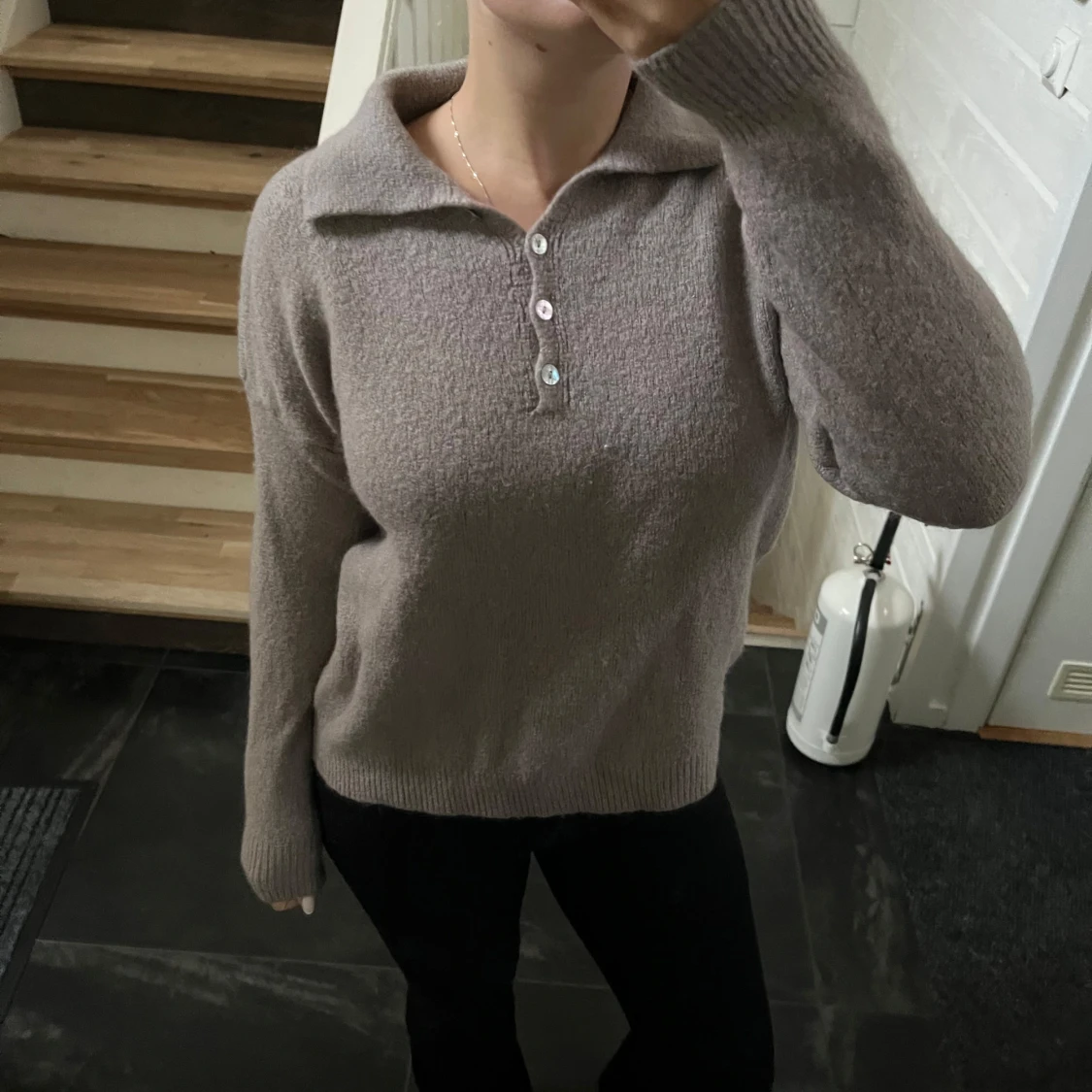 Beige stickad tröja med krage - 3