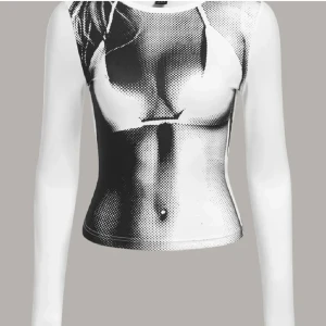 Vit mesh topp med optisk print - Cool långärmad mesh topp i vitt med ett svartvitt optiskt print framtill som ger illusion av en kropp i bikini. Tight passform och croppad längd, perfekt för dig som vill sticka ut. Tunn och stretchig, passar till både jeans och kjol.