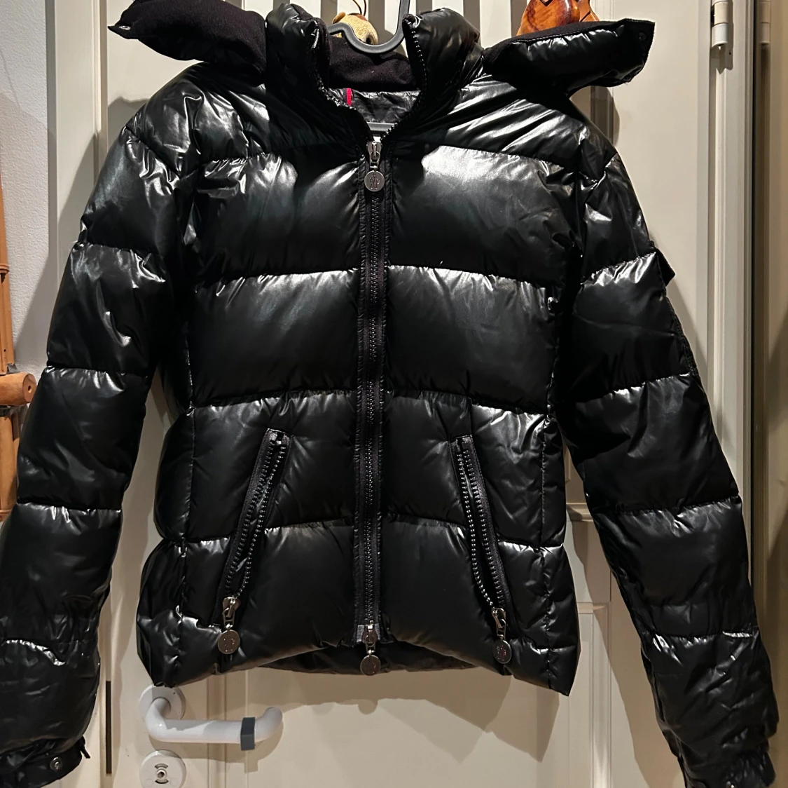 Svart Moncler pufferjacka med huva