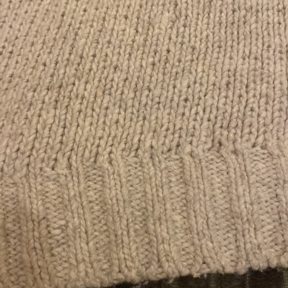 Beige stickad tröja med rund hals - 2