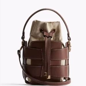 Trendig hm väska  - Populär och helt slutsåld brun väska från hm❤️köpt i butik men aldrig använd. Priset kan diskuteras 