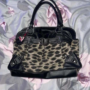 Leopard Väska Y2K  - Jättesöt leopard handväska, i princip helt ny, köpt för ca 370 kr på vinted, inga slitningar eller liknande💗