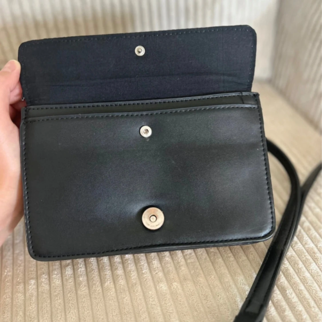 Svart axelväska med nitar från Don Donna - 4