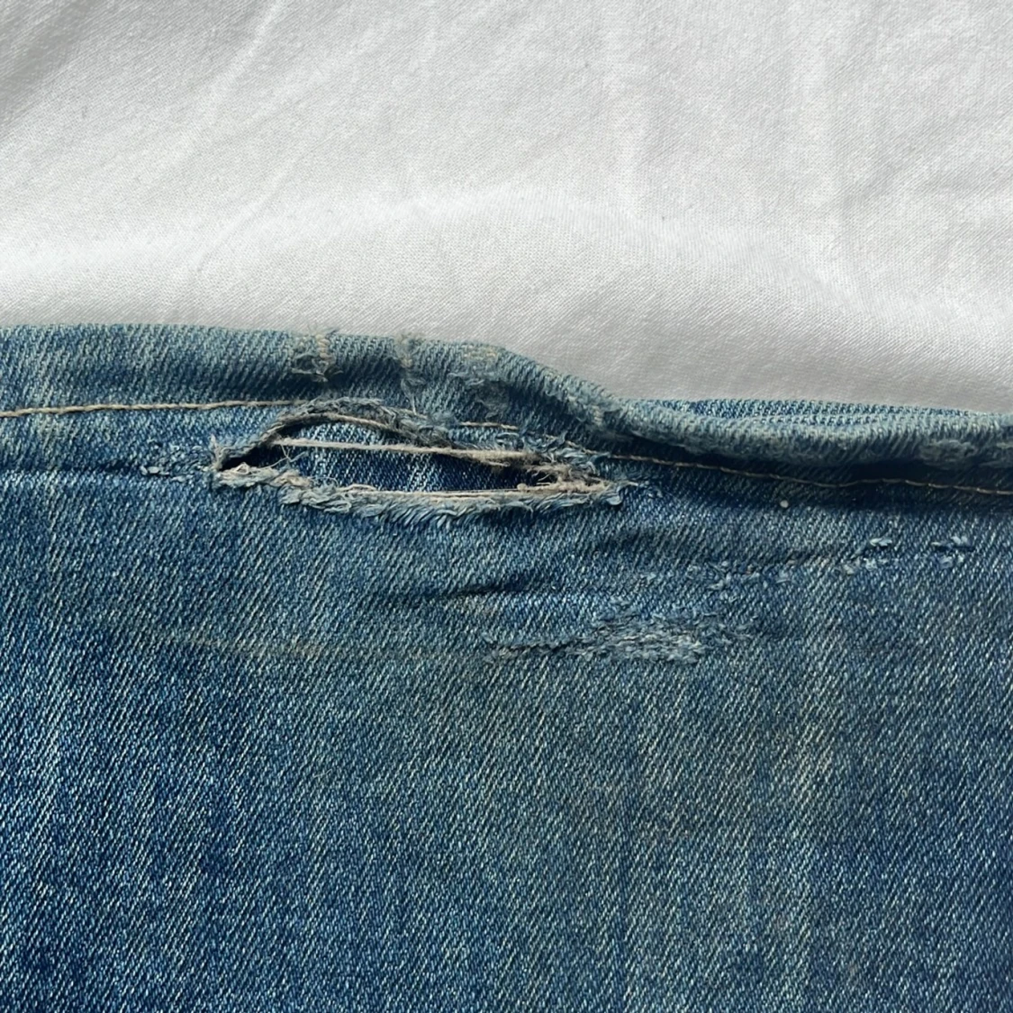 Blå Weekday jeans med slitna detaljer - 92