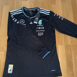 Mercedes F1 tröja - Säljer denna sprillans nya långärmade mercedes F1 tröjan i strl S då den inte passade mig. Helt ny med tags. Bara att skriva ett DM vid intresse!