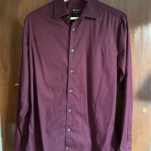 Vinröd skjorta Tiger of Sweden - Snygg vinröd skjorta från Tiger of Sweden. Tvär skön skjorta att ha till feta outfits o nu under kallare väder. Säljer för jag e desperat för pengar