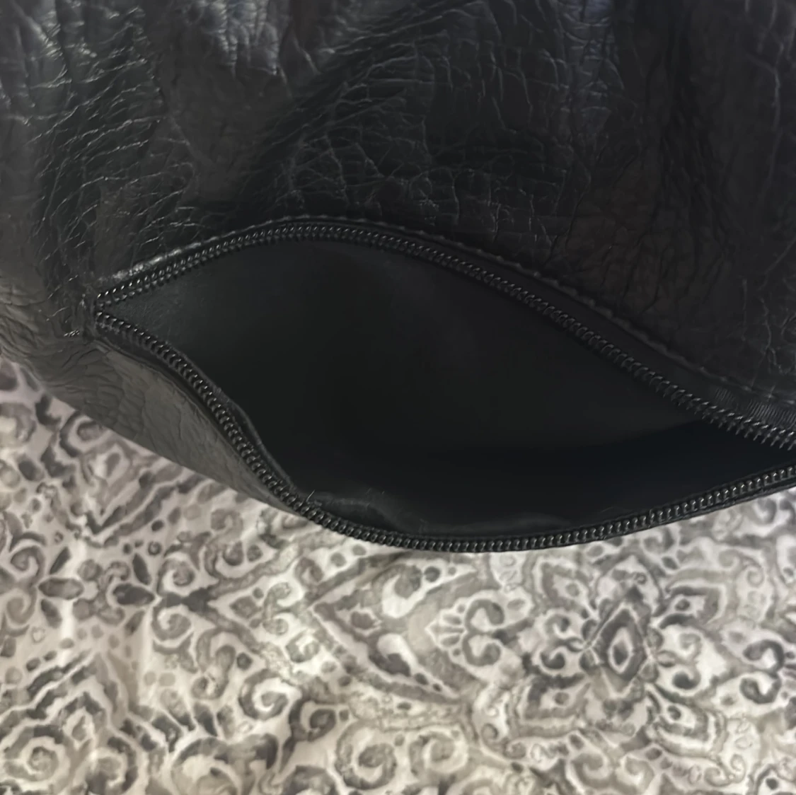 Svart axelväska med kedjedetaljer - 4