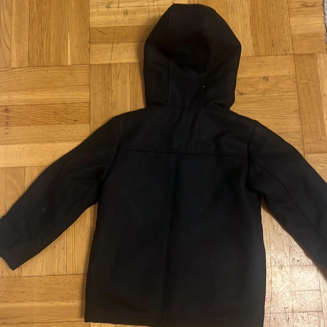 Svart rock med huva från Okaou - 1