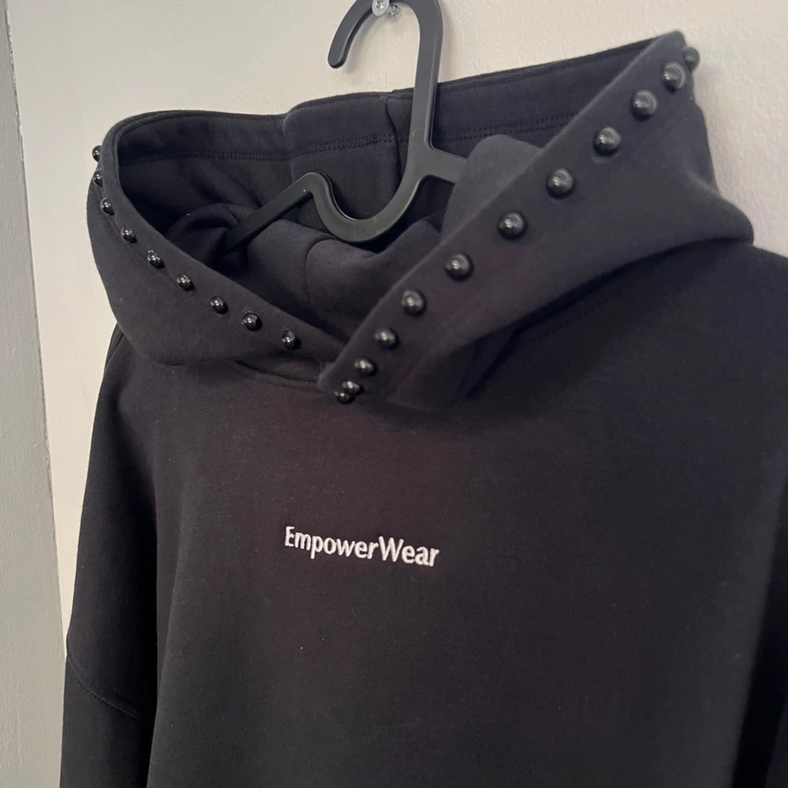 Svart EmpowerWear hoodie med nitar - 1