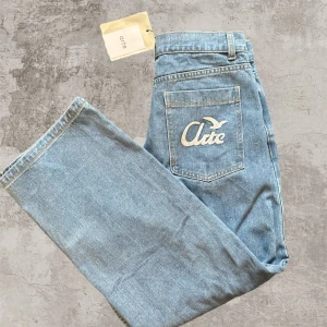 Arte Antwerp Blå Jeans - Blåa Arte Antwerp loose jeans Storlek 32x32 Sprillans nya aldrig andvända Hör av er angående mått mm☺️🙏🏻