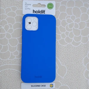 Mobilskal, holdit - Mobilskal för iPhone 12/iPhone 12 Pro säljes.  Produkten kommer i originalförpackning och har aldrig använts. Ta chansen!