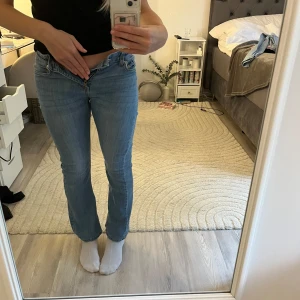 Low waist bootcut jeans - Säljer ett par ljusblå jeans från LAB Industries med klassisk femficksdesign och bootcut-ben. Jeansen har normal passform, bälteshällor och stängs med knapp och dragkedja. Perfekta för dig som gillar en tidlös och avslappnad look.