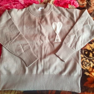 Ami Paris sweater  - Säljer en ami Paris sweater i storlek M. Tröjan säljs då den inte passar längre. Den är i bra skick. Vid fler funderingar är det bara att höra av sig. Priset är ej hugget i sten! 