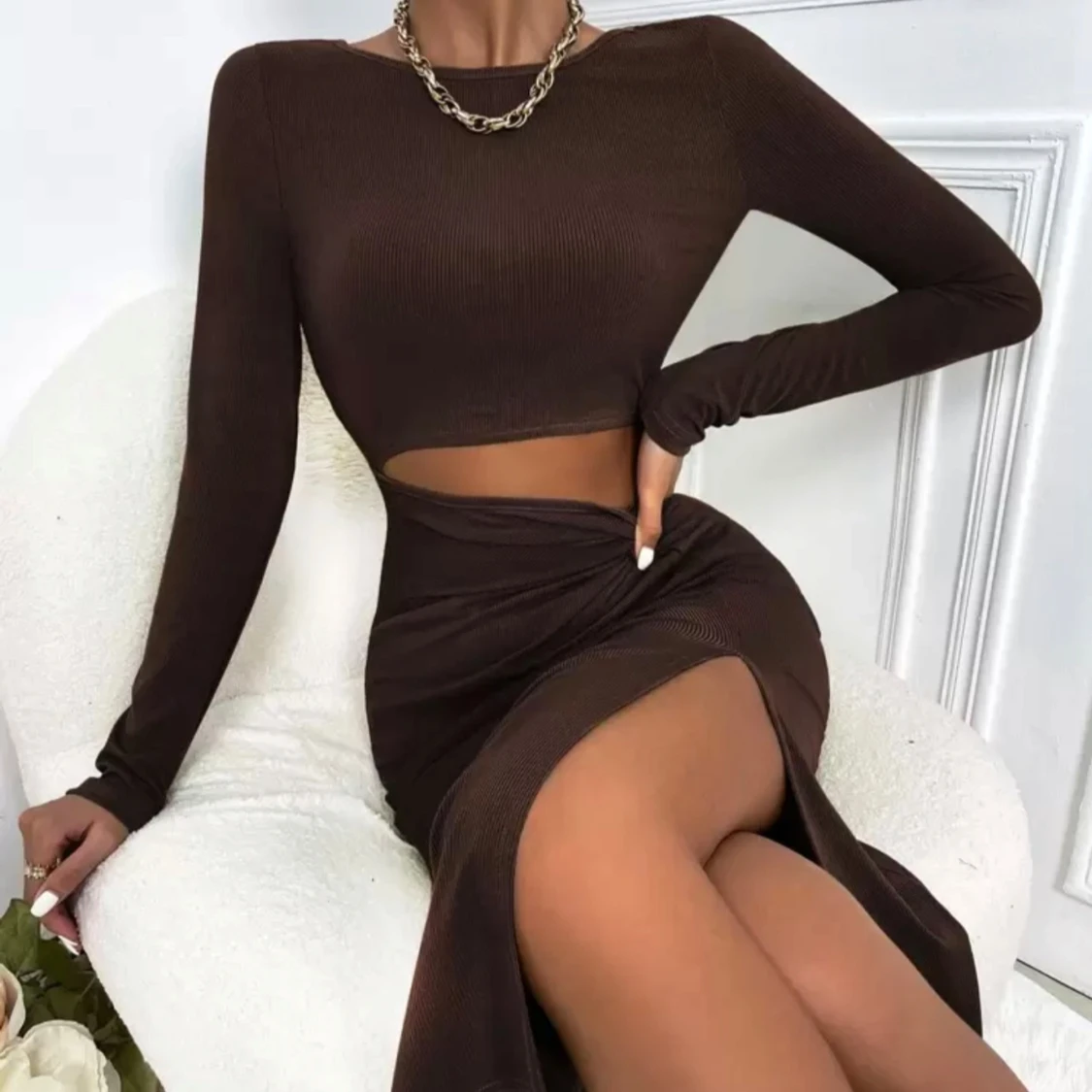 Brun långklänning med slits och cut-out