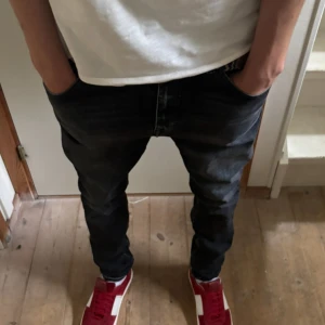 Valentino flycrew  - Sjukt snygga Valentino flycrews som är otroligt eftertraktade. Skorna är i mocka och saknar inga nitar, skorna kostar cirka 7200 nya mitt pris är 4199, men kan såklart diskuteras.