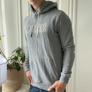 Morris hoodie grå  - Morris hoodie grå L. Modellen är 180,75 kg. Inga defekter. Kom med frågor 🫶
