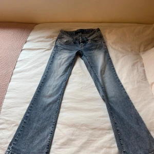 Blå bootcut jeans från G Rise Jeans XS - Snygga blå jeans från G Rise. Jeansen har bootcut passform, klassisk femficksdesign och ljus tvätt. Perfekta för dig som gillar en retro vibe och vill ha ett par jeans med lite utsvängda ben.