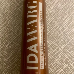 *NY*IDA WARG Tinted Self-Tanning Mousse 150 ml  - Ny oanvänd.  Än är inte solsäsongen över, kanske ska du iväg på en solresa i höst/vinter!   Nypris: 199 sek, Pris nu: 50 sek  Tinted Self-Tanning Mousse Extra Dark är en krämig, återfuktande brun utan sol-mousse med färgad formula som gör det enkelt att se var du applicerat produkt. Moussen fortsätter utvecklas på huden och ger maximalt resultat efter 12 timmar.   Våra brun-utan-sol produkter fäster på döda hudceller, så exfoliera inte huden närmre än 24 timmar innan applicering.  Tropisk doft 
