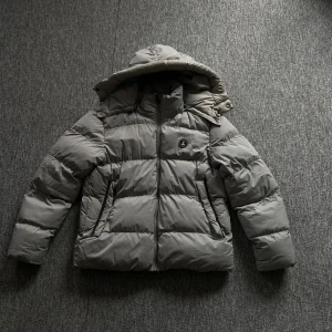 Grå jacka från Lorenzo Veratti - Perfekt jacka för vintern då den är väldigt varm och bekväm. Tveka inte på att ställa frågor!