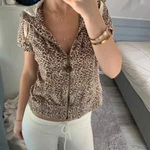 leopard tröja  - kmr inte till användning så väljer att sälja 💗 det står strlk L på lappen men skulle säga att den är mer som M 💓