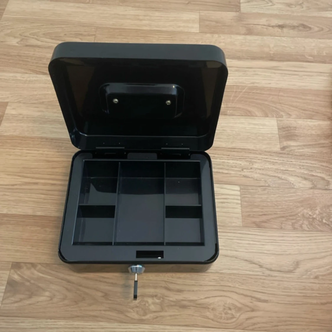 Svart plånboksbox med handtag - 1