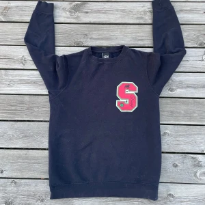 Stussy tröja - Stussy collegetröja i storlek M. Fint skick inte använd särskilt mycket. Skriv vid funderingar.