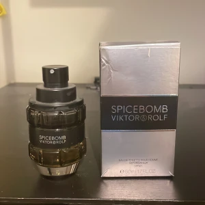 Spicebomb Edt cirka 40/50ml kvar - Spicebomb från Viktor & Rolf, har tappat bort locket därför säljer jag den lite billigare, lådan är också lite sliten
