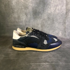 Valentino rockrunners - Mycket fint skick förutom slitna inuti i hälen och saknar innersula | Size 42  | fraktar spårbart inom 24 timmar |  för att köpa klicka ” köp nu” | vid frågor skriv ett meddelande |