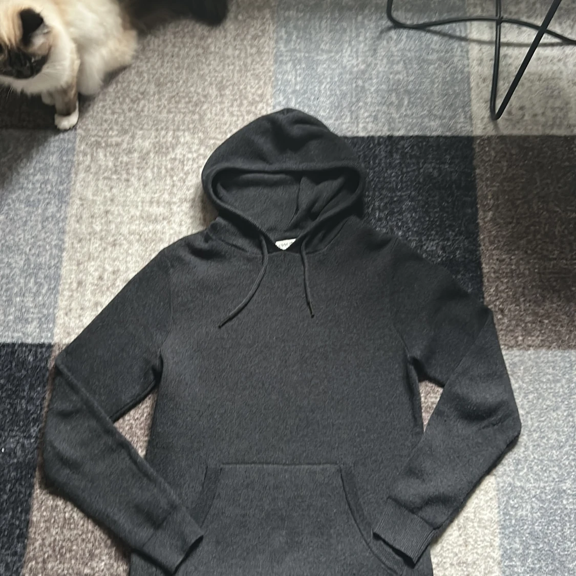 Mörkgrå stickad hoodie med huva
