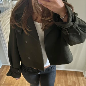 Mörkgrön kappa - Säljer en mörkgrön kappa. Skriv vid frågor!