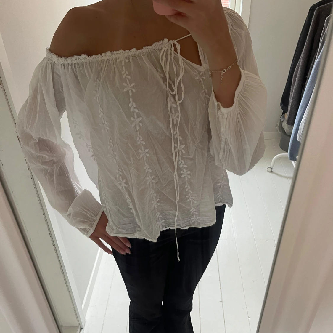 Offshoulder blus med blommor