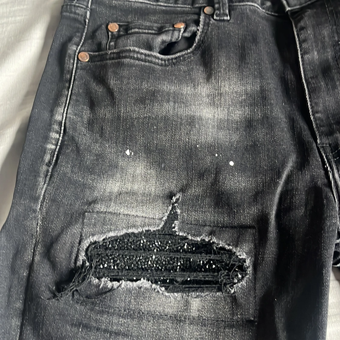 Svarta distressed jeans Supply & Demand - 3