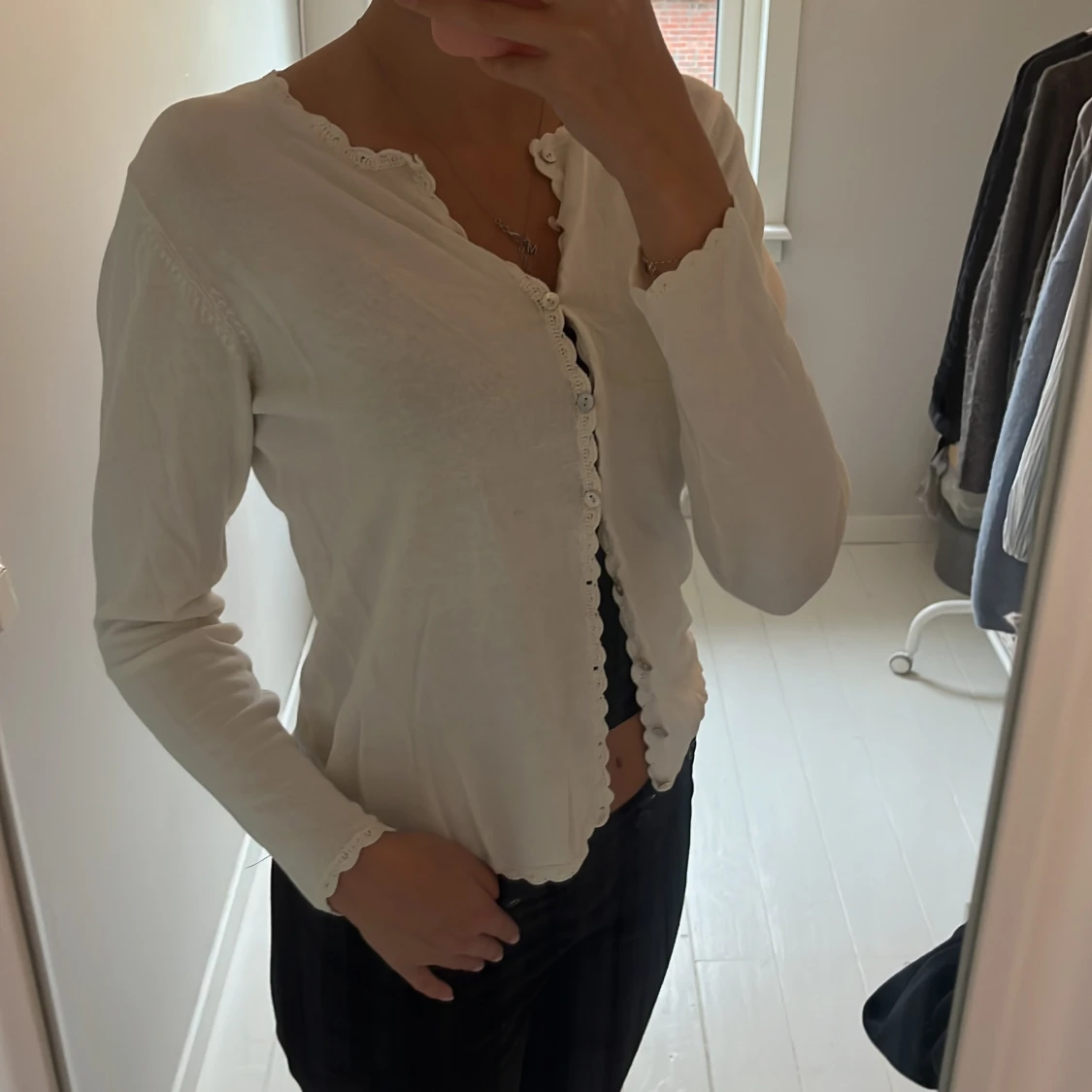 Vit kofta med spetskant och knappar