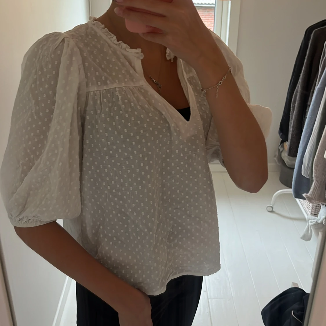 Vit prickig blus med puffärm - 1